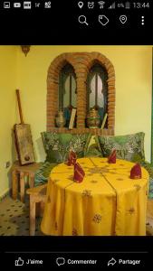 舍夫沙万达尔阿尔迪酒店的一间设有一张桌子的房间,配有黄色的桌布