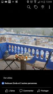 舍夫沙万达尔阿尔迪酒店的一张桌子的照片,阳台上放着食物