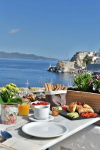 伊兹拉Douskos Port House的一张带食物的桌子,享有海景