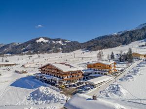 豪斯地区圣雅各布杰斯比斯酒店的山上雪地中的滑雪小屋
