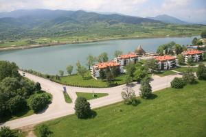 普拉韦茨Pravets Spa Resort Apartments的享有湖畔房屋的空中景致