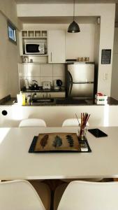 布宜诺斯艾利斯M & C Suites的厨房配有桌椅和盘子