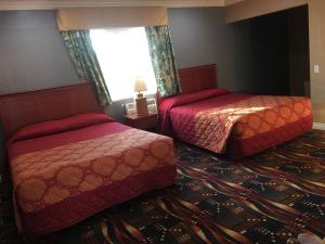 朗代尔Budget Inn LAX-Lawndale的一间卧室设有两张床和窗户。