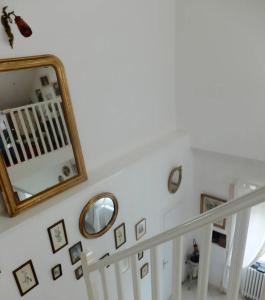 孔特雷克塞维尔Villa Vero的一个带镜子和楼梯的楼梯