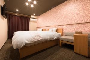 京都Stay SAKURA 京都 二条四季的一间卧室配有一张大床和一把椅子