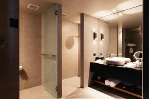 霍巴特麦克01酒店的带淋浴、盥洗盆和镜子的浴室