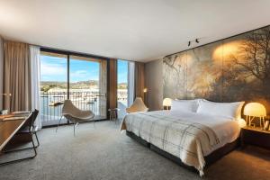 霍巴特麦克01酒店的一间卧室设有一张大床和一个大窗户