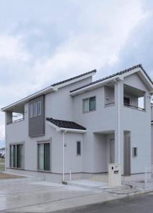 糸满Seaside Villa Itoman的白色的建筑,有很多窗户