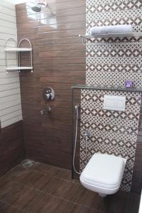 哥印拜陀ComfortWings的一间带卫生间和淋浴的浴室