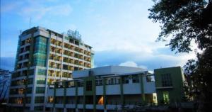 大雅台One Tagaytay Place Hotel Suites OFFICIAL ACCOUNT的大楼前的大建筑