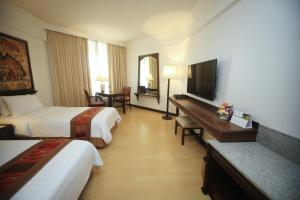 清莱威昂茵酒店的酒店客房设有两张床和一台平面电视。