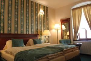 卡丹U卡拉IV旅馆。的酒店客房设有两张床和窗户。
