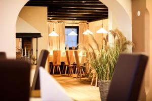 阿尔滕马克特蓬高罗德斯派克兰德酒店的一间带桌椅的客厅和一间用餐室