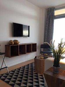 拉加里塔Apartamento en primera línea playa的客厅设有壁挂式平面电视。