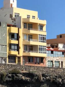 拉加里塔Apartamento en primera línea playa的建筑一侧的黄色建筑