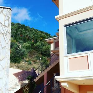 奈德里Villa Maria & George的房屋的阳台享有风景。