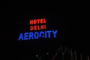 新德里Hotel Delhi Aerocity, NH 8的读取酒店德利尔特的 ⁇ 虹灯标志
