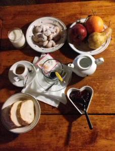 Castello dʼAviano阿格丽图里斯姆农家乐的餐桌,盘子上放着食物和咖啡