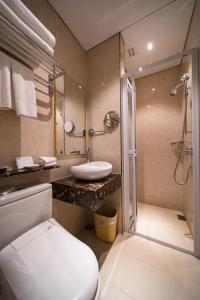 乔治市槟城南甘酒店的浴室配有卫生间、盥洗盆和淋浴。