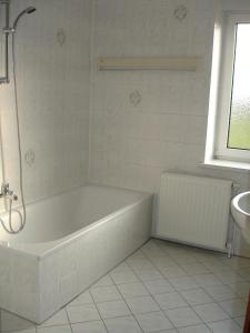 DyrotzFerienwohnung Schob的白色的浴室设有浴缸和水槽。