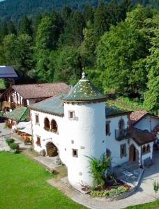 Piano dʼArtaAgriturismo Randis的享有白色建筑的空中景致,设有绿色屋顶