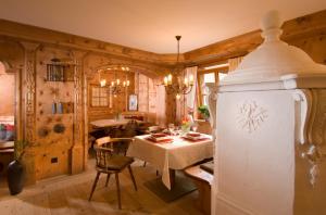 布利克森塔勒胡贝图斯酒店的厨房以及带桌椅的用餐室。