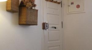 里斯本Lisbon Secret & Graca Apartment的墙上有两篮子的白色门
