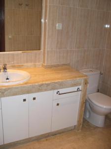 多列毛利诺斯CASTILLO DE SANTA CLARA 2的一间带水槽和卫生间的浴室