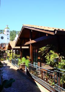 摩亚Cabañas Valle Verde的一座有门廊的建筑,上面有植物