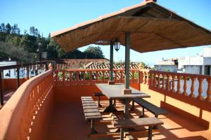 摩亚Cabañas Valle Verde的甲板上配有遮阳伞的野餐桌