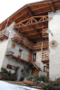 切萨纳·都灵尼斯Agriturismo Barba Gust的一座带木屋顶和阳台的建筑