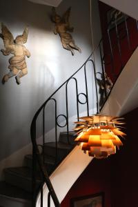 巴黎乐66住宿加早餐旅馆的楼梯旁的楼梯,带吊灯