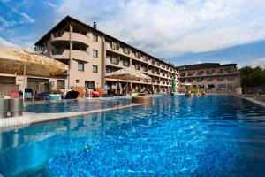 扎马迪维拉马林酒店的酒店前方的大型游泳池