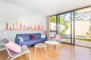 巴塞罗那L'alzina Apartment的客厅配有蓝色的沙发和桌子