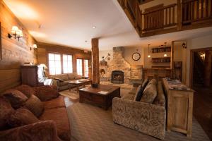 戈尔登温斯顿旅馆的带沙发和石制壁炉的客厅
