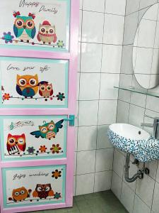 台南极宽厨房 - 台南的浴室设有书架,上面有猫头鹰