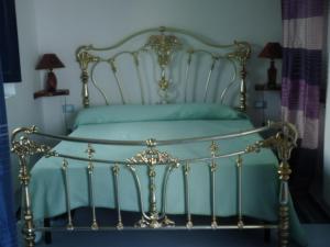 潘泰莱里亚Dammuso Kania alta的华丽的床,上面有绿色的床罩