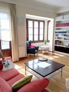 阿尔么丽亚La Casa Azul Almería的客厅配有红色沙发和茶几
