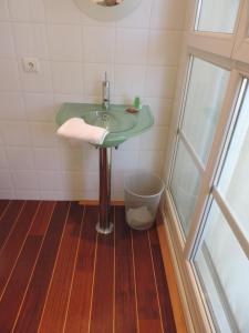 戛纳chambre single avec breakfast的浴室设有绿色水槽和垃圾桶