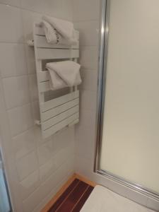 戛纳chambre single avec breakfast的一间带白色毛巾和淋浴的浴室
