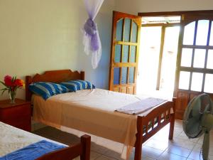 莫约加尔帕El Peregrino的一间卧室设有两张床和窗户。