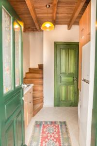 马尔马里斯Two Stone Homes Asteria的浴室设有绿门和地毯。