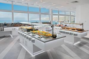 拉克鲁斯Hotel Atlantic Mirage Suites & SPA - ADULTS ONLY的餐厅提供的自助餐,供应多种食物