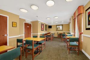 盖恩斯维尔Baymont By Wyndham Gainesville I-75的医院的等候室,配有桌椅