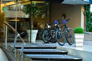 蒙得维的亚波西托斯广场酒店的停放在大楼前的两辆自行车