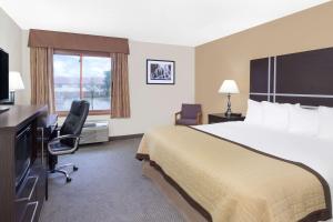 绿湾绿湾贝蒙特旅馆套房酒店的一间设有大床和窗户的酒店客房