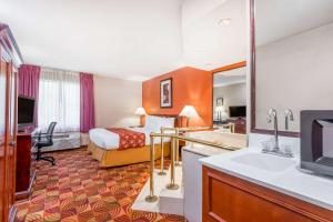 普兰菲尔德印第安纳波利斯机场/普兰非尔德贝蒙特旅馆&套房的一间酒店客房 - 带一张床和一间浴室