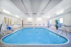 埃文斯维尔贝蒙特酒店加套房 - 卡斯帕东的在酒店房间的一个大型游泳池