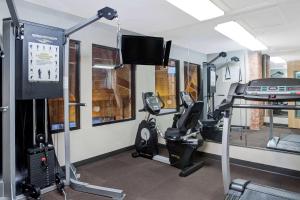 圣马科斯Baymont Inn & Suites by Wyndham San Marcos的健身房设有跑步机和跑步机