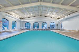 巴顿斯维尔贝蒙特套房酒店的窗户客房内的大型蓝色泳池
